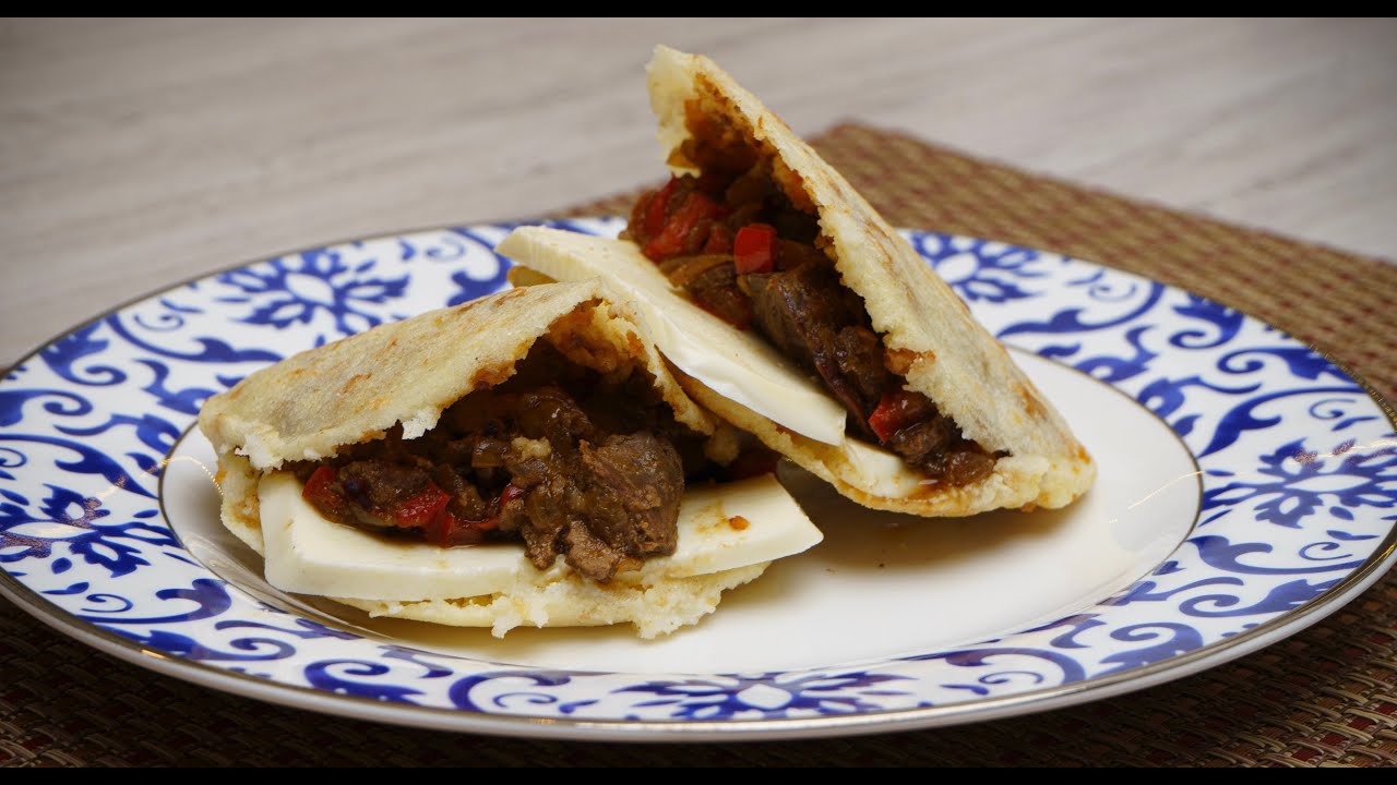 Arepas de Chicharron rellenas con hígado de pollo