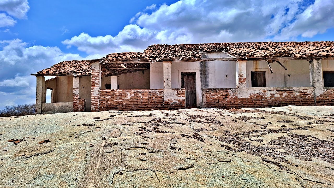 🏠 CASARÃO ABANDONADO: CONSTRUÍDO SOBRE LAJEIRO DE PEDRA ( Morcegos Estranhos 😱)