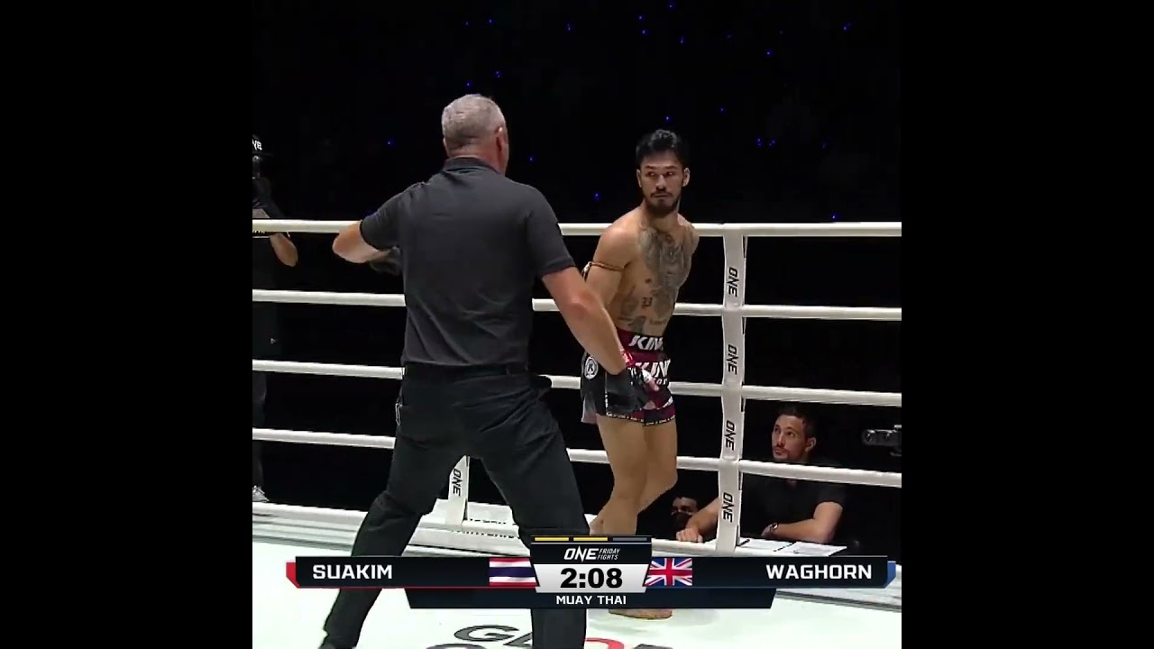 This is MADNESS 😳 Suakim wins the battle with Otis Waghorn to claim a majority decision victory!