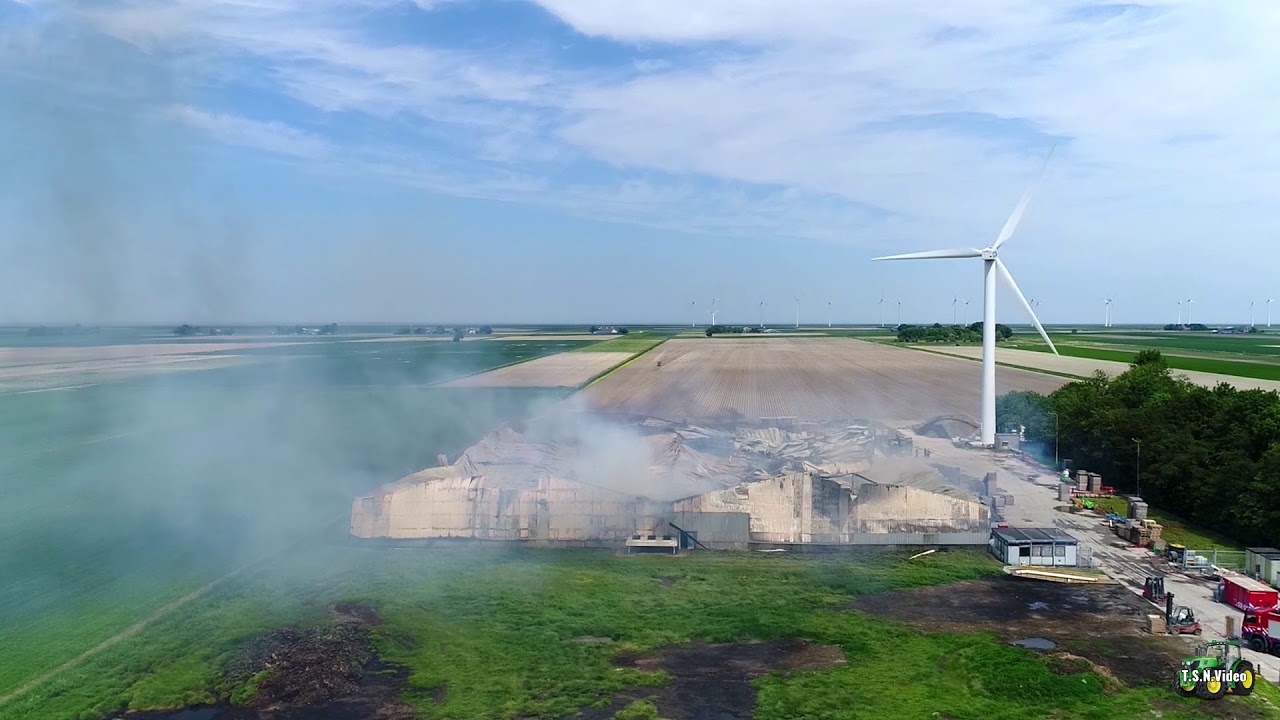 Grote brand verwoest aardappel-loods in Uithuizermeeden.