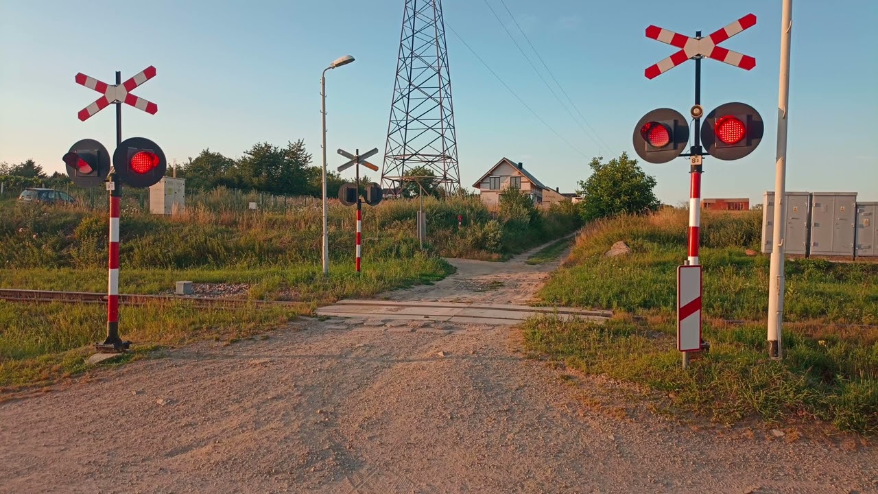 [4K + ze statywem] Przejazd kolejowy Ząbkowice Śląskie ulica Polna