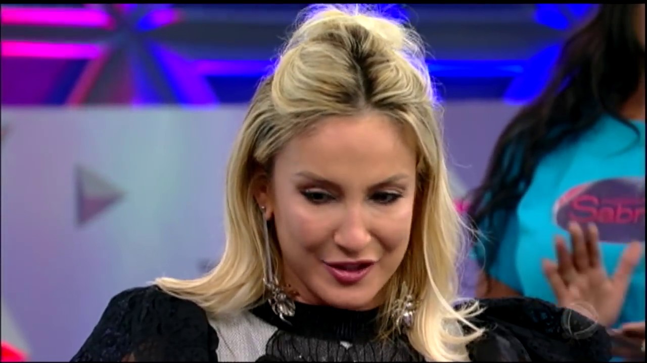 Claudia Leitte e Wanessa Camargo se emocionam no palco do programa