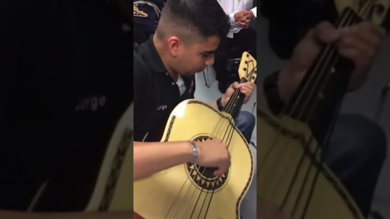 El Cascabel GUITARR&Oacute;N Mariachi Sol de Mexico Jorge Flores #guitarron #losmejoresmusicosdemariachi