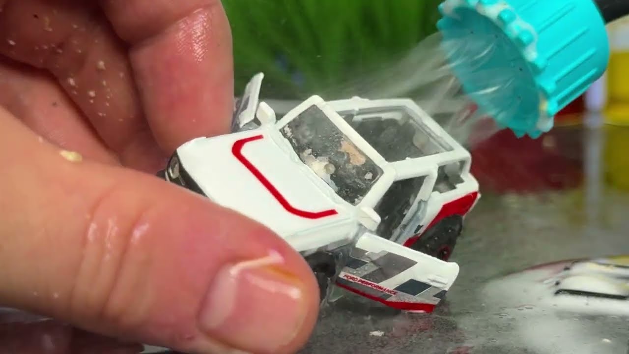 Ruhige Reinigung eines stark verschmutzten Diecast-Geländewagens | ASMR