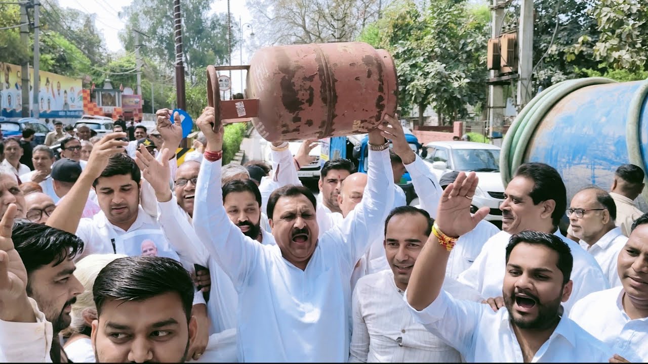 रसोई गैस सिलेंडर को लेकर विपक्ष लगातार विरोध प्रदर्शन कांग्रेस भवन की laiv तस्वीरें 