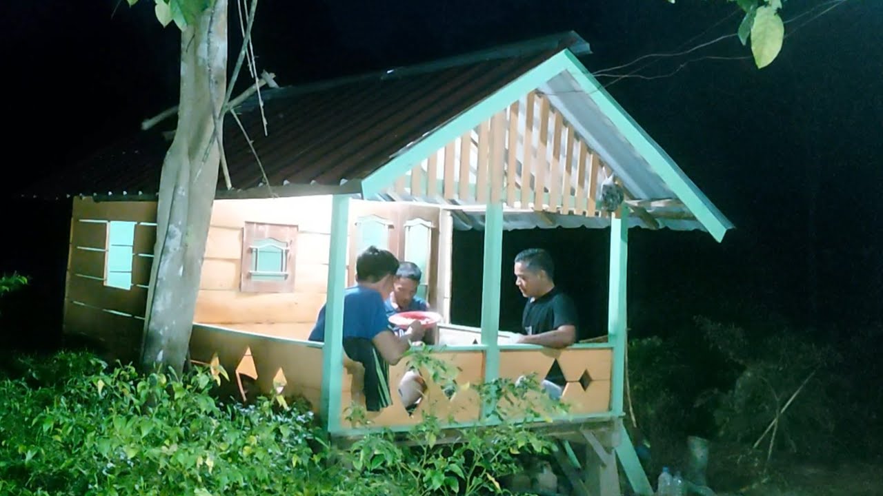 Dilanda cuaca buruk  saat berbuka puasa di pondok kebun - hujan deras angin kencang