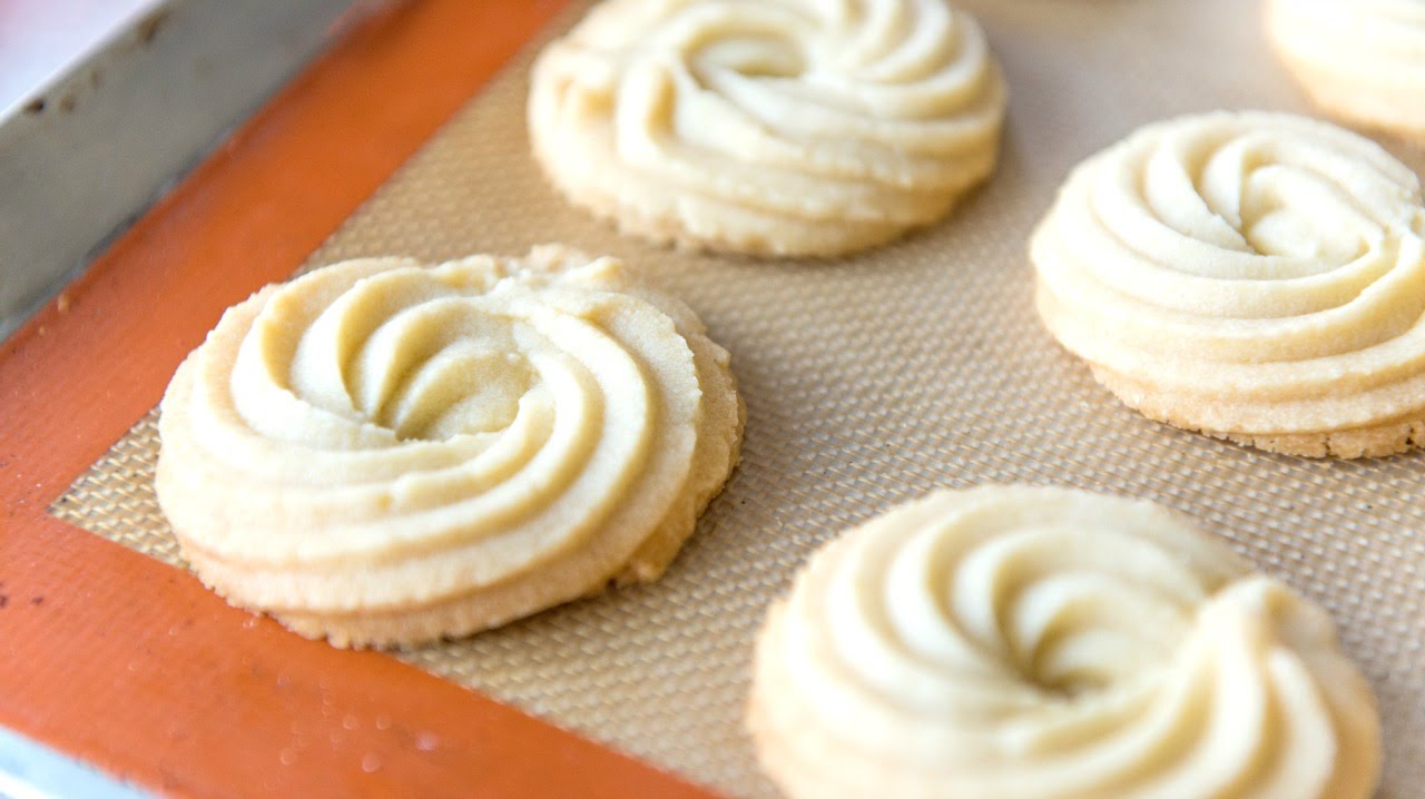 BUTTER SWIRL SHORTBREAD COOKIES - Christmas and Holiday Baking