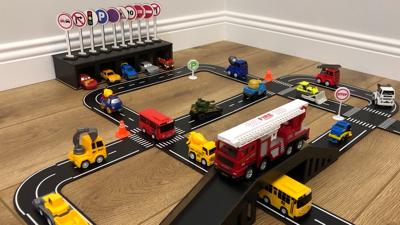 🔴 Oyuncak arabalar  i&ccedil;in ahşap yol seti Garaj otopark k&ouml;pr&uuml; Trafik işaretleri seti ile &ccedil;ocuk videosu
