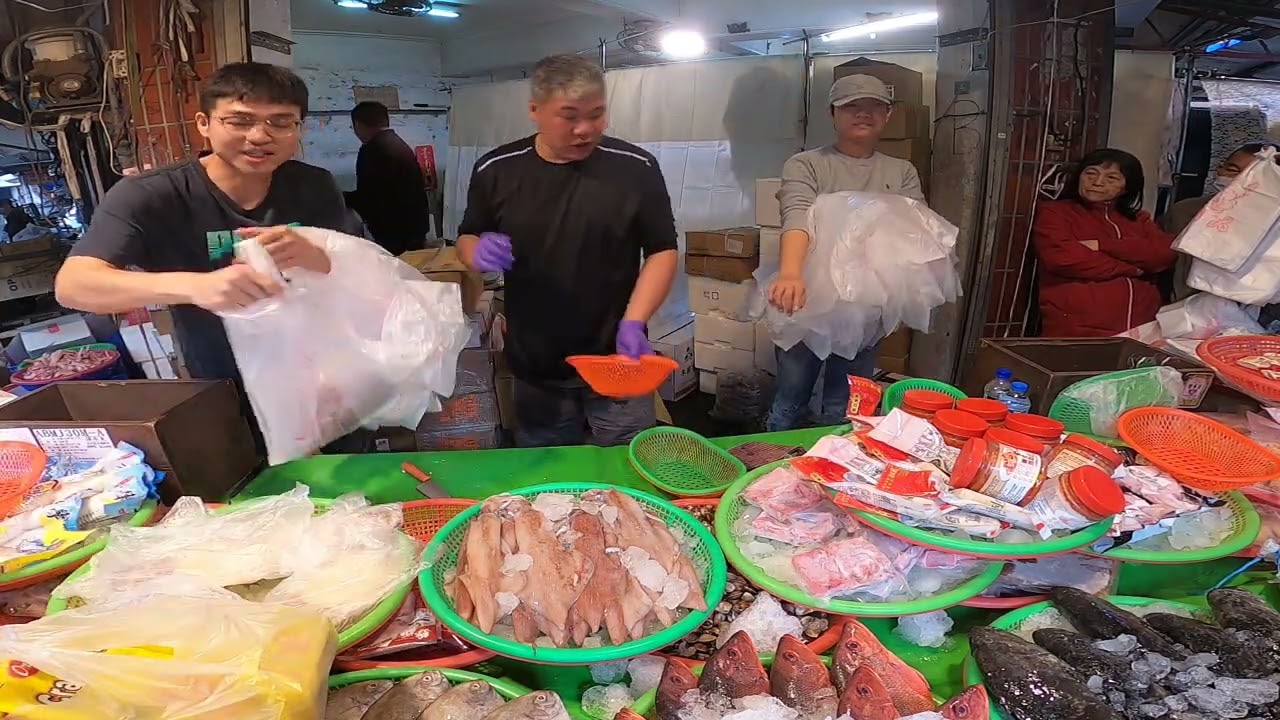 士官長拚轉型帶了30箱餅乾來讓客人爽 新營市場成功街29號 士官長海鮮叫賣 海鮮拍賣 叫賣哥 seafood auction