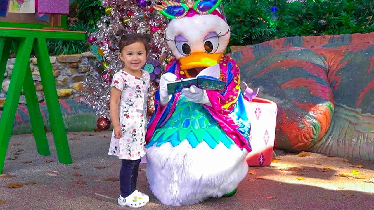 OAK MEETS DAiSY DUCK!!! OAK goes to DiSNEY WORLD and meets all of the CHARACTERS!