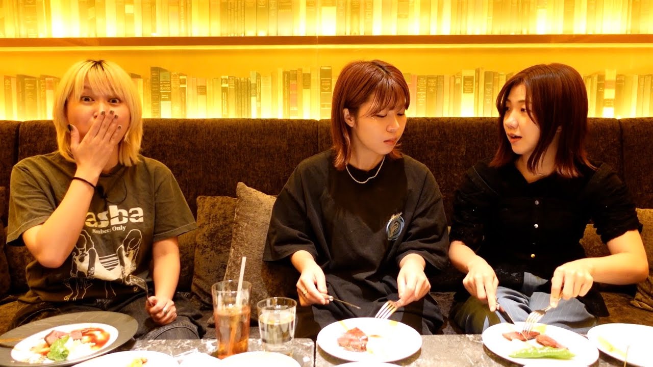 秘密の部屋でたらふく食べて飲む