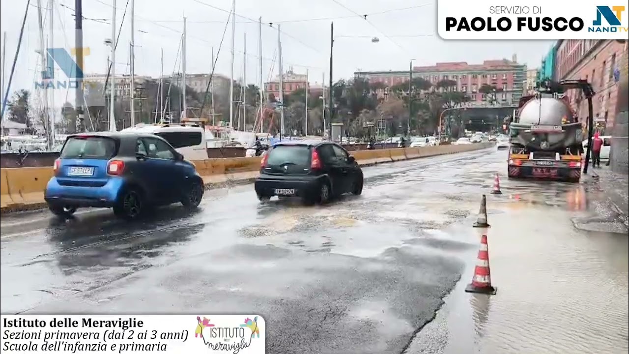 Napoli - Via Acton ,traffico nuovamente in tilt per una buca che si è allagata,sul posto tecnici ABC