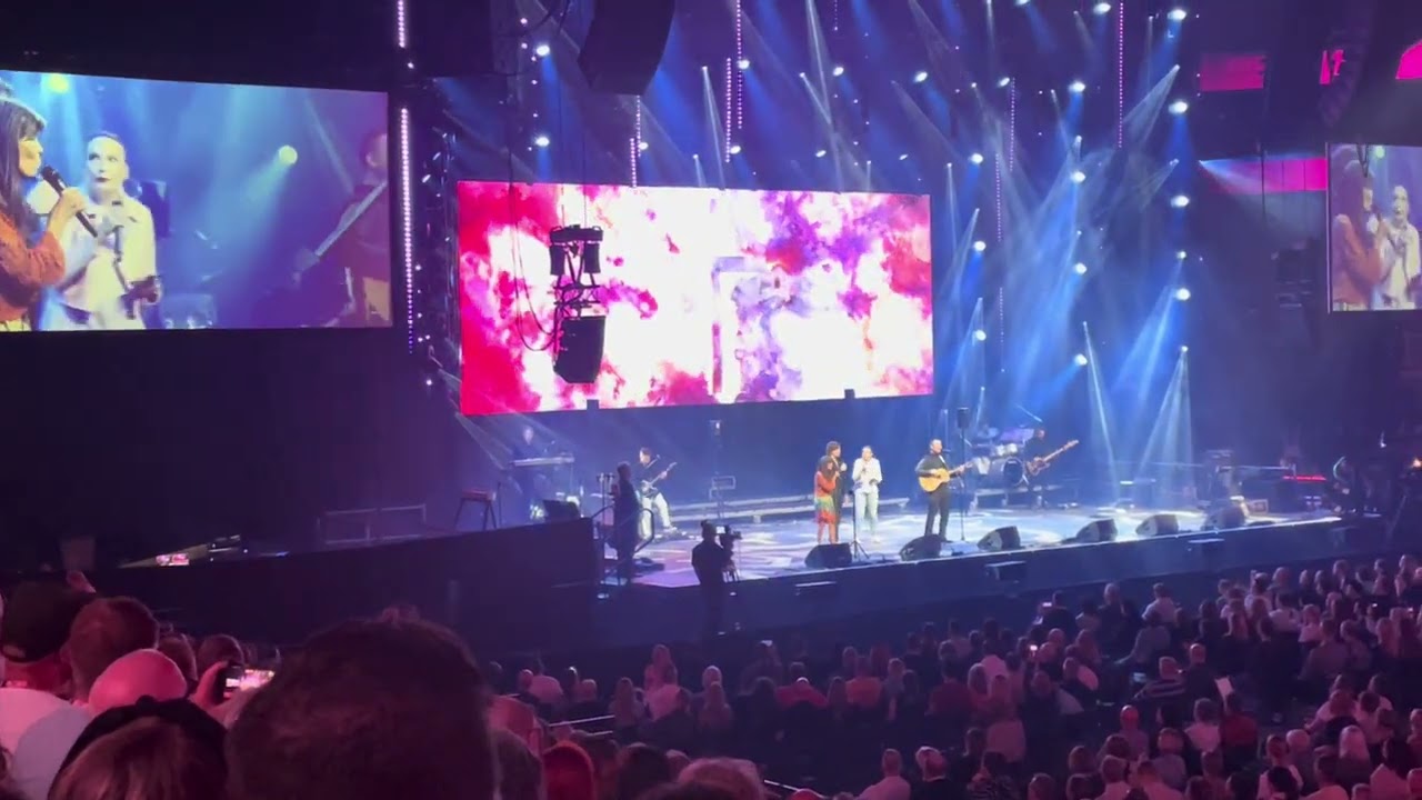 Krusifiksin juurella laulaa Severi Laakso & kumppanit @GlowFestival2024