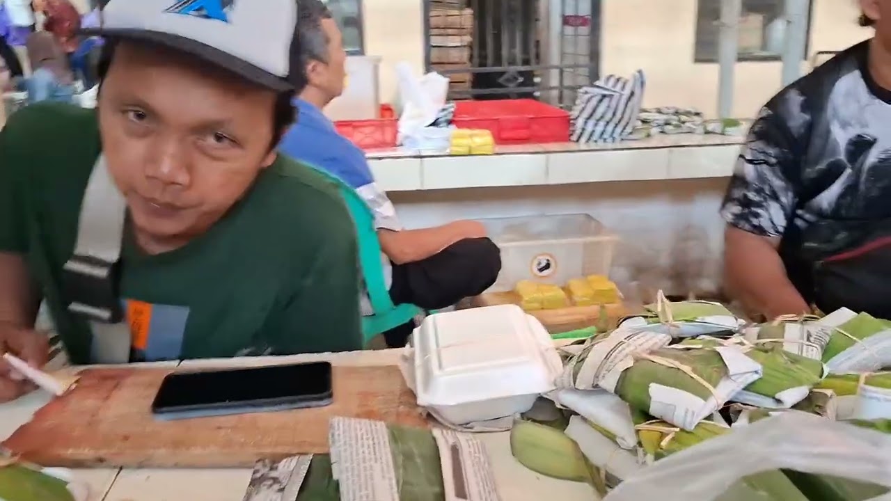 Beli tempe lebar untuk mendoan di pasar Manis Purwokerto