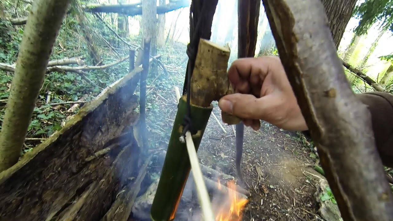 Bouillir de l'eau dans un bambou / Boiling water in bamboo.