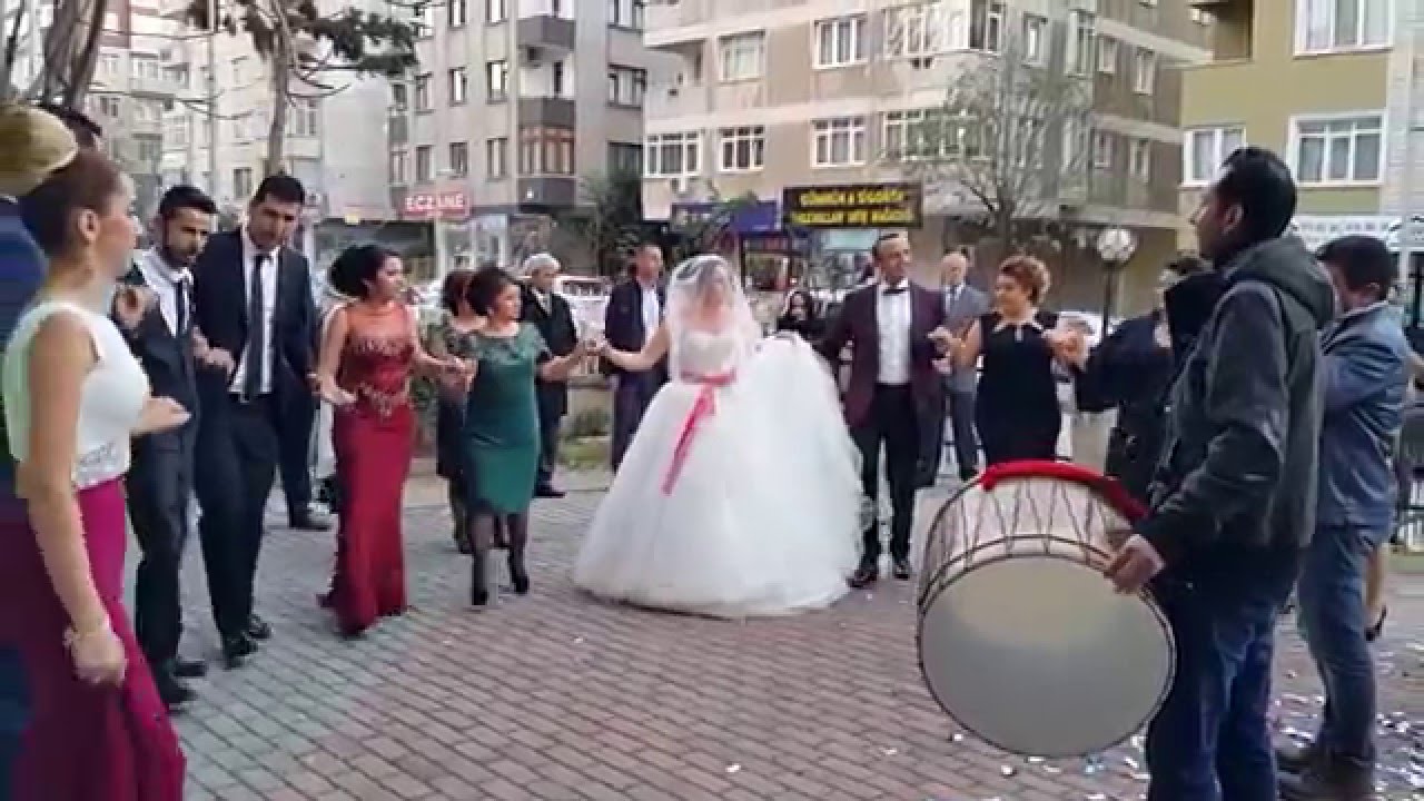Davul zurna eşliğinde gelin baba evinden çıkıyor