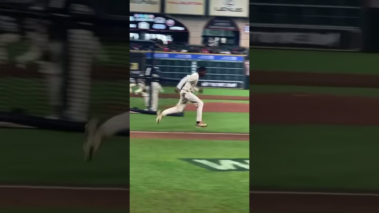 Travis Scott playing softball 🥎
