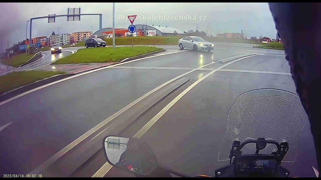 Vybrždění, vytlačení, děda ve felicii v protisměru a salto přes auto - Mix 288.