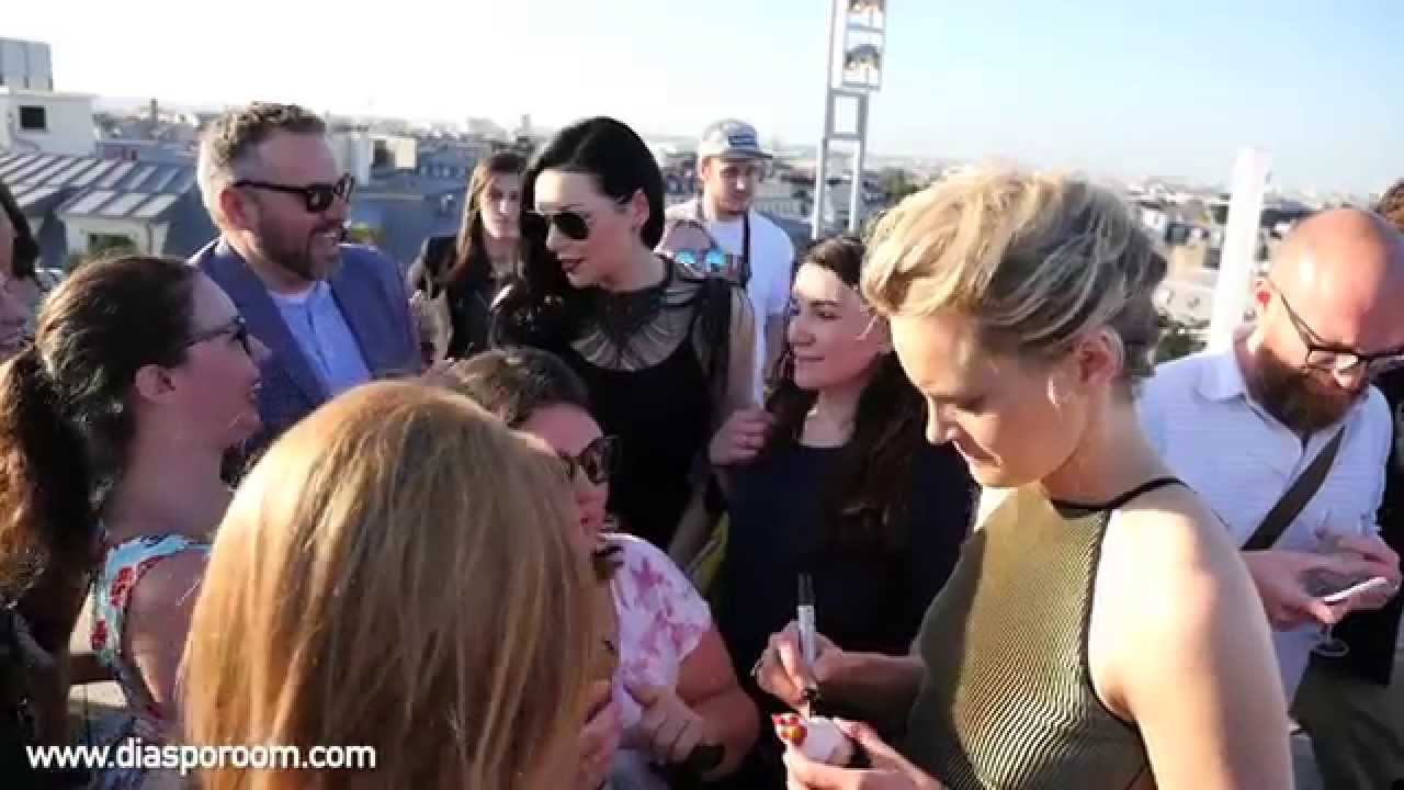 Les actrices d'Orange is the New Black en talons aiguilles sur un toit de Paris