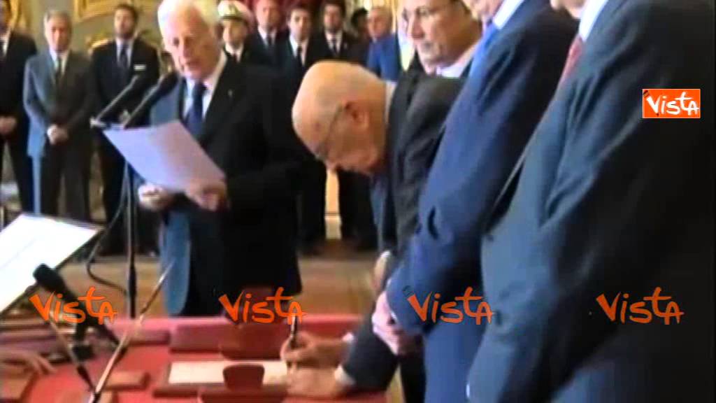 ARCHIVIO: MATTARELLA STRINGE LA MANO A BERLUSCONI DURANTE GIURAMENTO