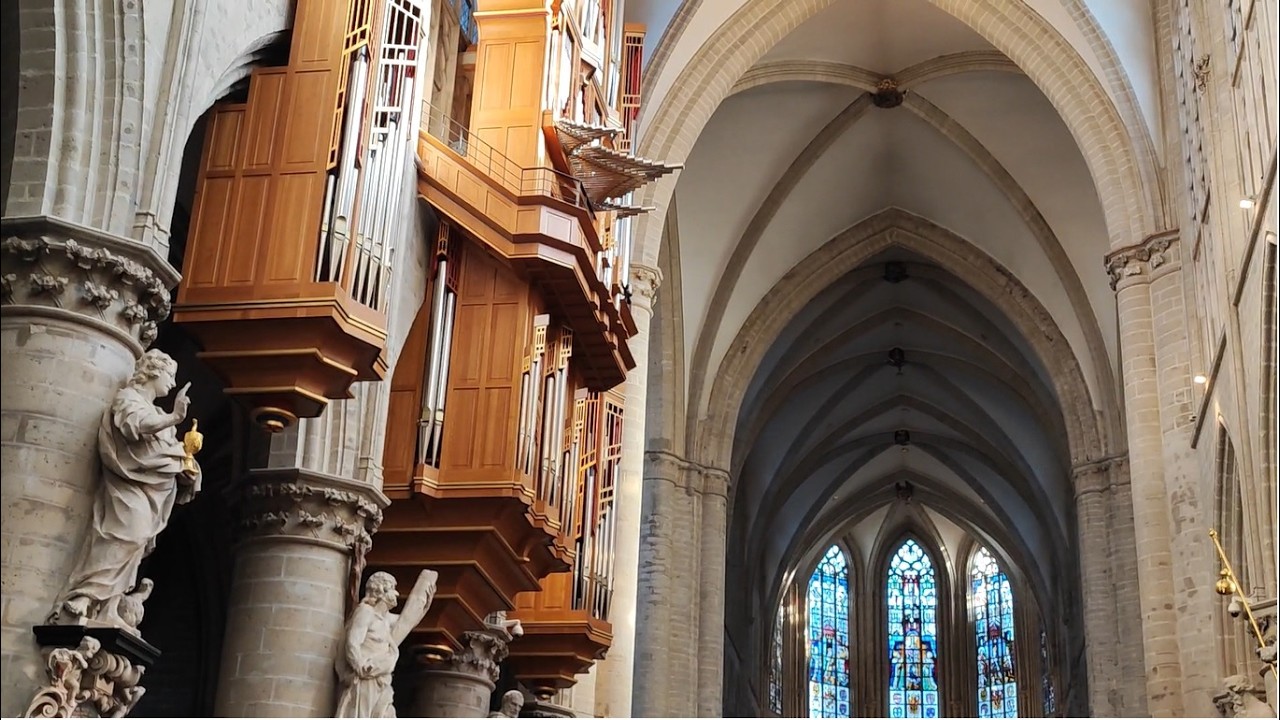 O interior de uma Catedral Gótica - San Michel - Bruxelas
