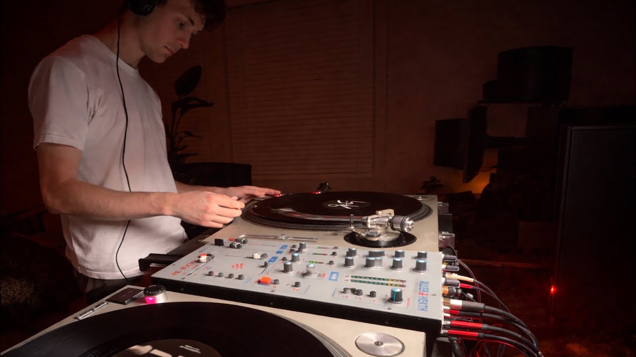 Dark Groovy Hypnotic Techno Vinyl Mix 30 Minute Set