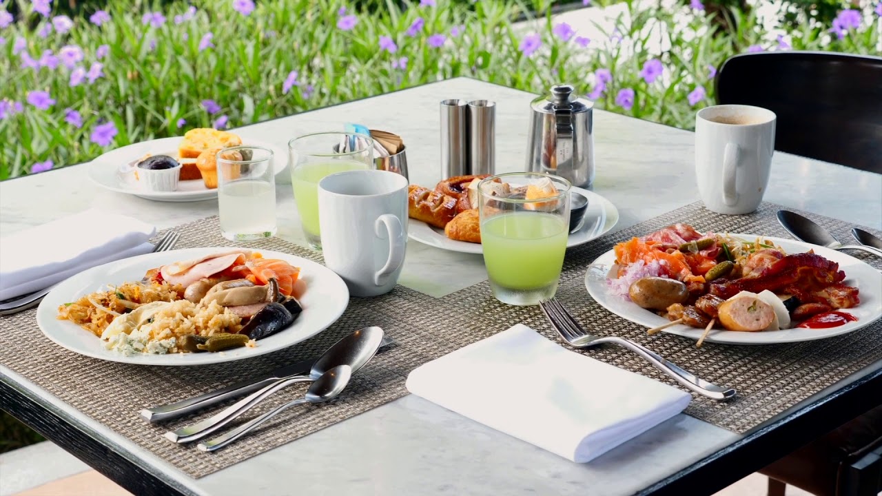 Hotel Carolinenhof Berlin mit größtem Hotelgarten lädt zum Träumen + zum romantischen Frühstück ein
