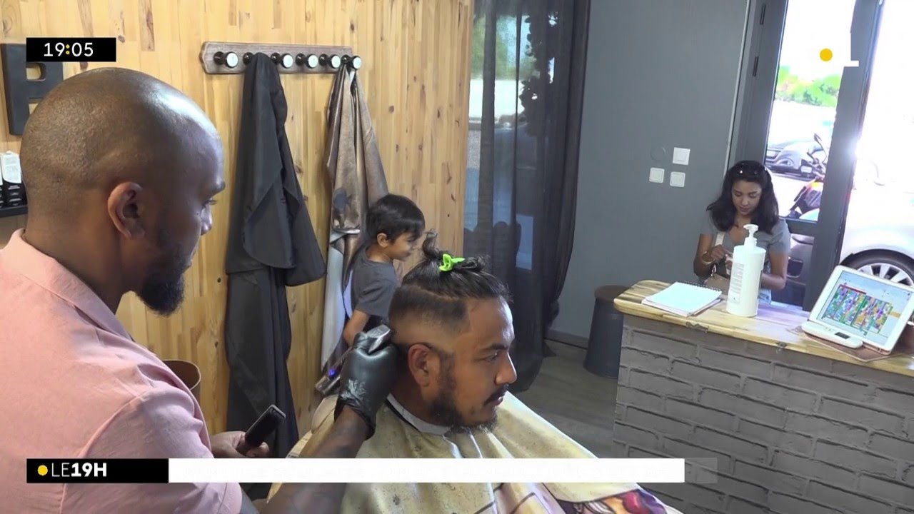 A quelques jours de la rentrée des classes, c'est l'affluence dans les salons de coiffures