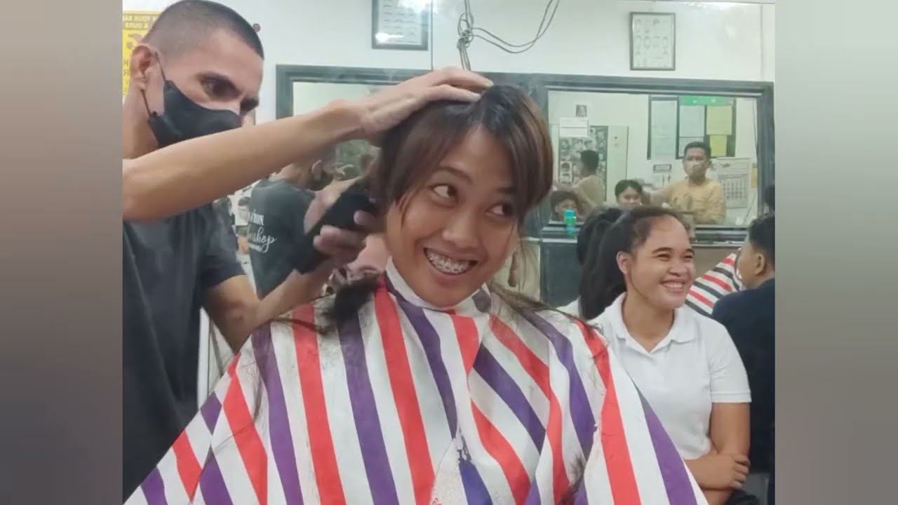 Perempuan cukur rambut pendek di barbershop