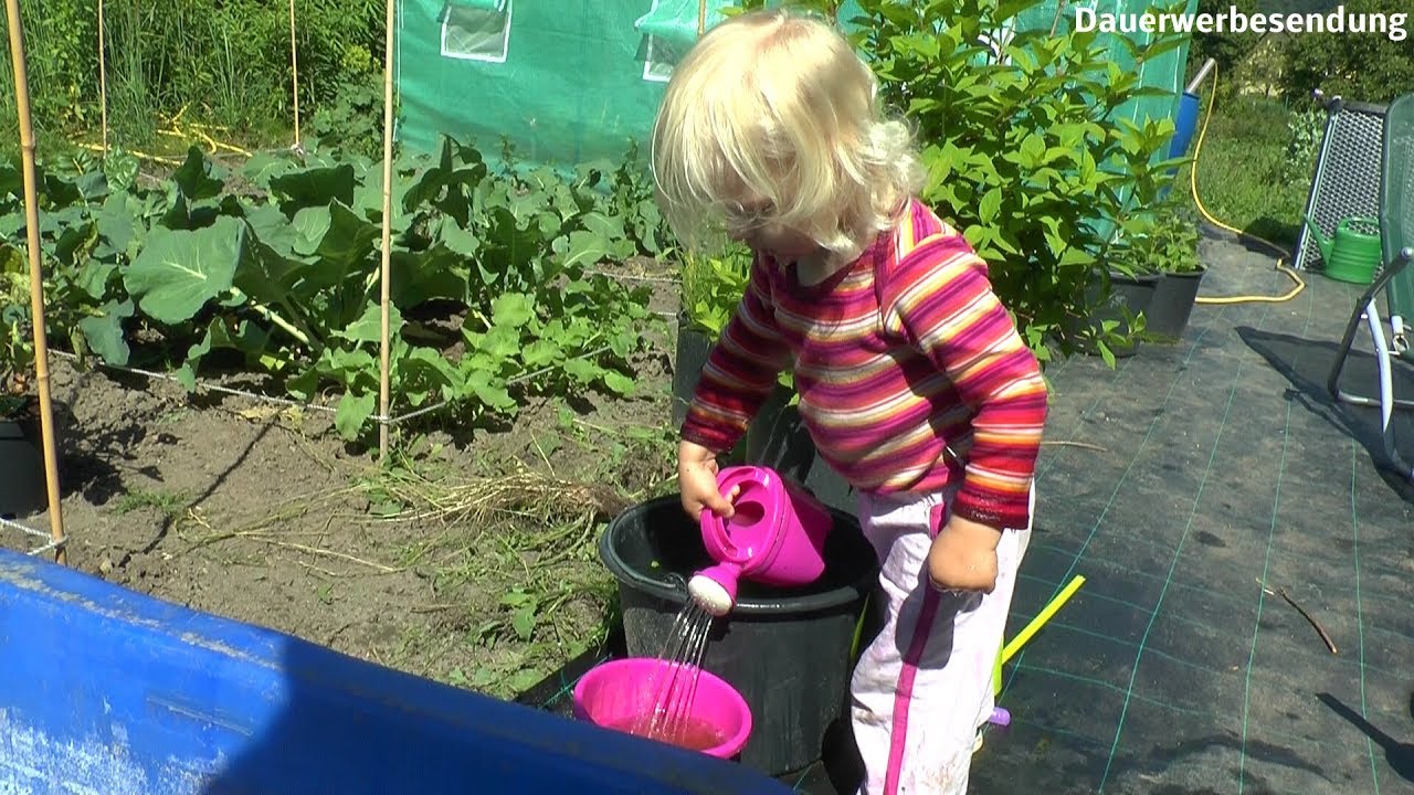 Garten Mitte Juni Gärtnern mit Kindern spielen im Dreck