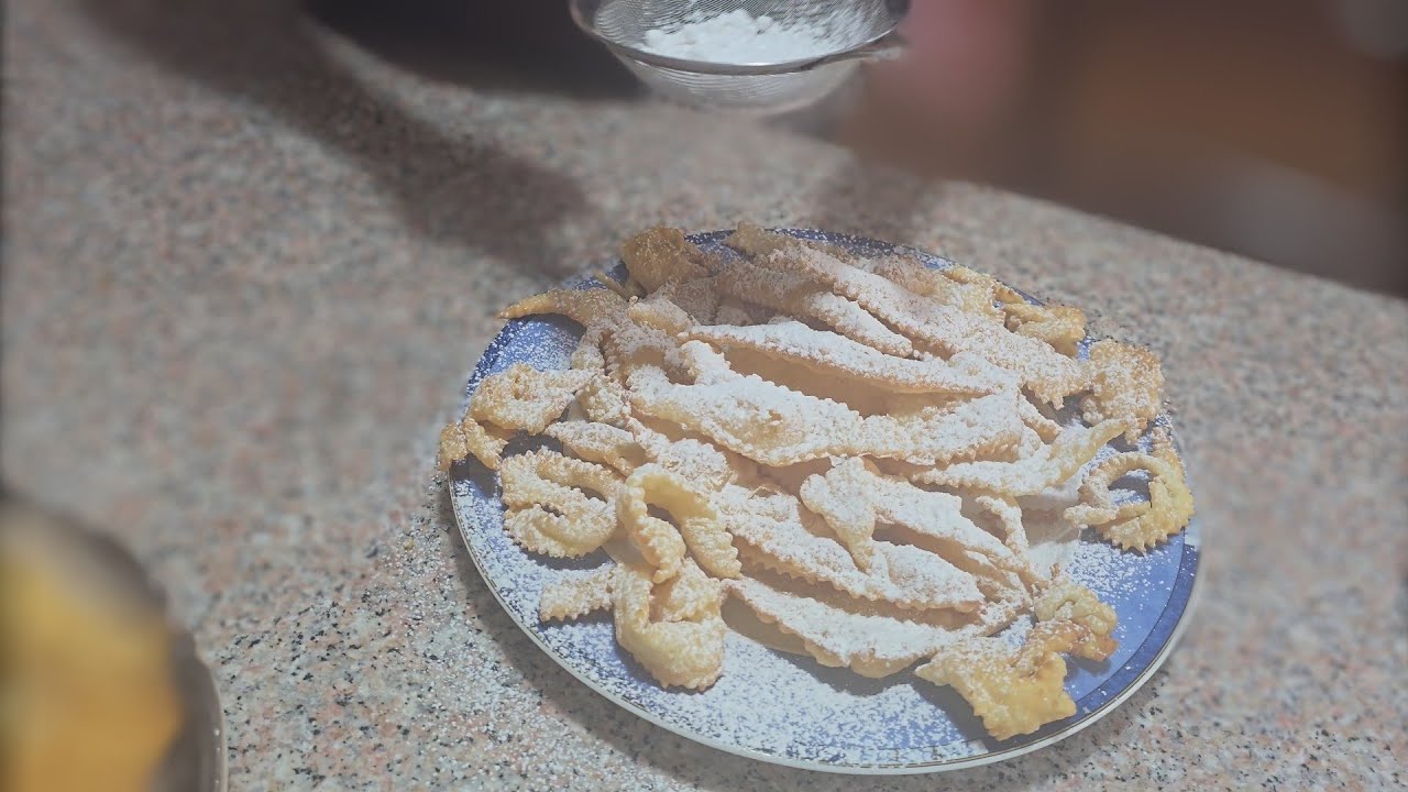 Кьяккьерэ - карнавальное печенье. Chiacchiere di carnevale. Sweet fried dough