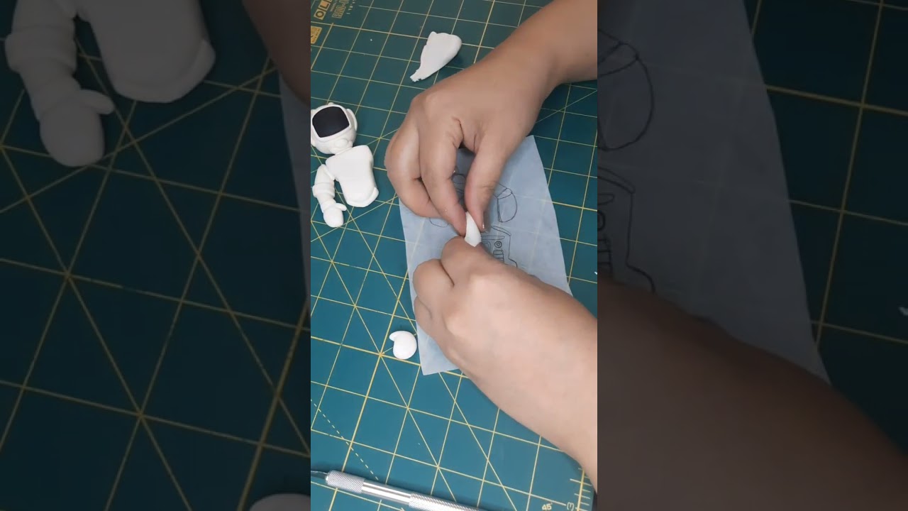 Making an astronaut fondant topper