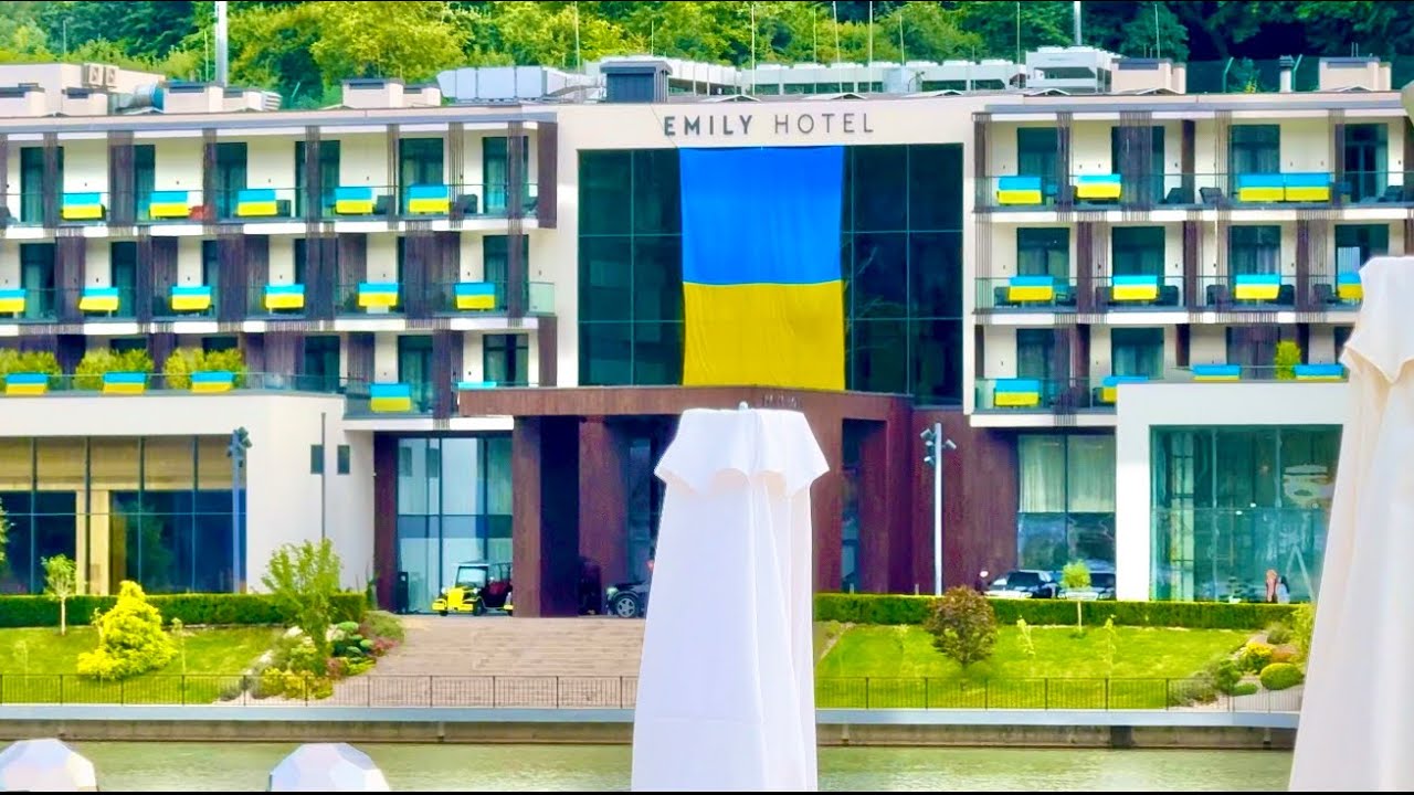 Як Святкують день Прапору в «Emily Resort» огляд ресторану «ТИSHA» CHALET RESTAURANT #львівяквінє 
