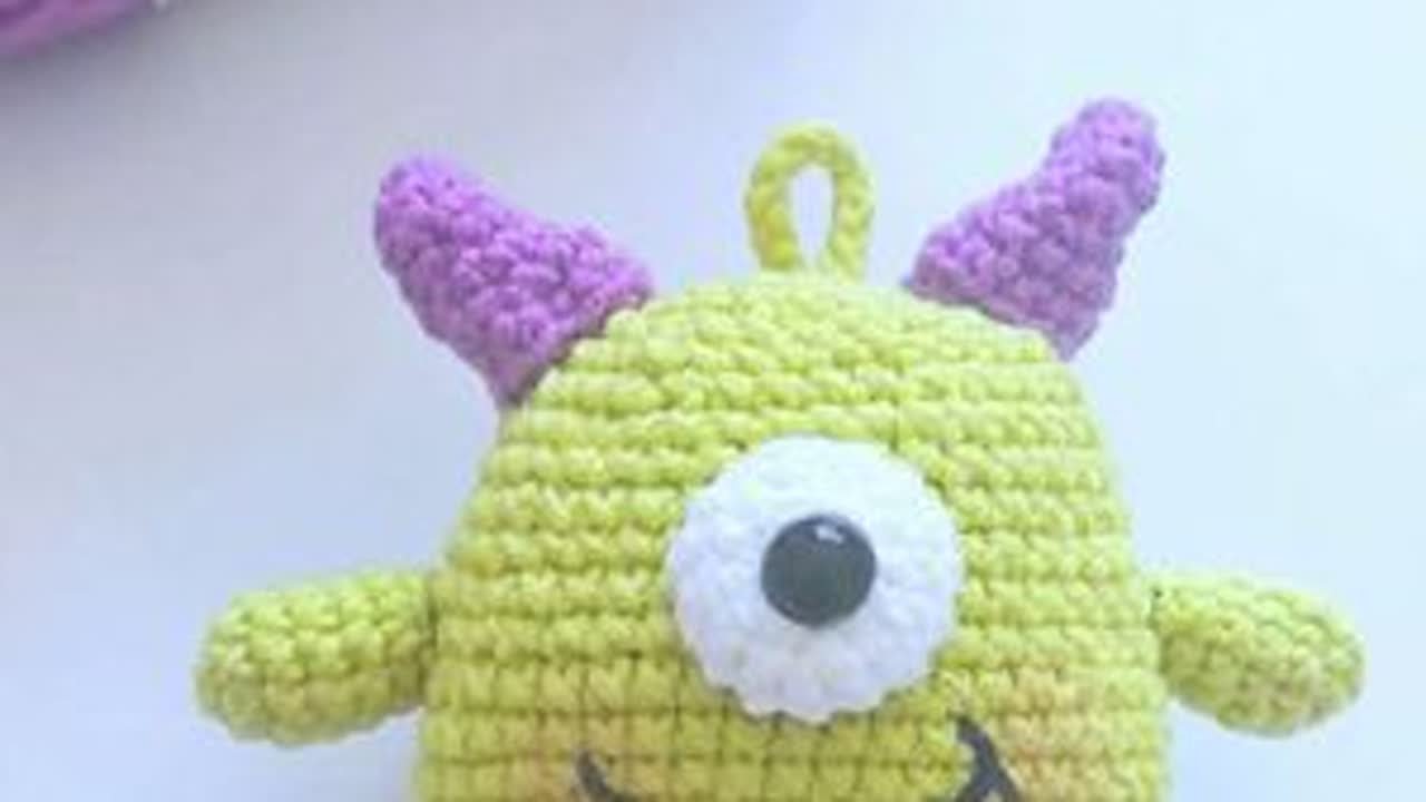 🪡钩针:2.0mm🧶线材:雪妃尔萌娃娃@雪妃尔毛线 🎨色号: 01 16 40👾这只独眼小怪兽萌到了🎈生活奇奇怪怪，怪兽可可爱爱