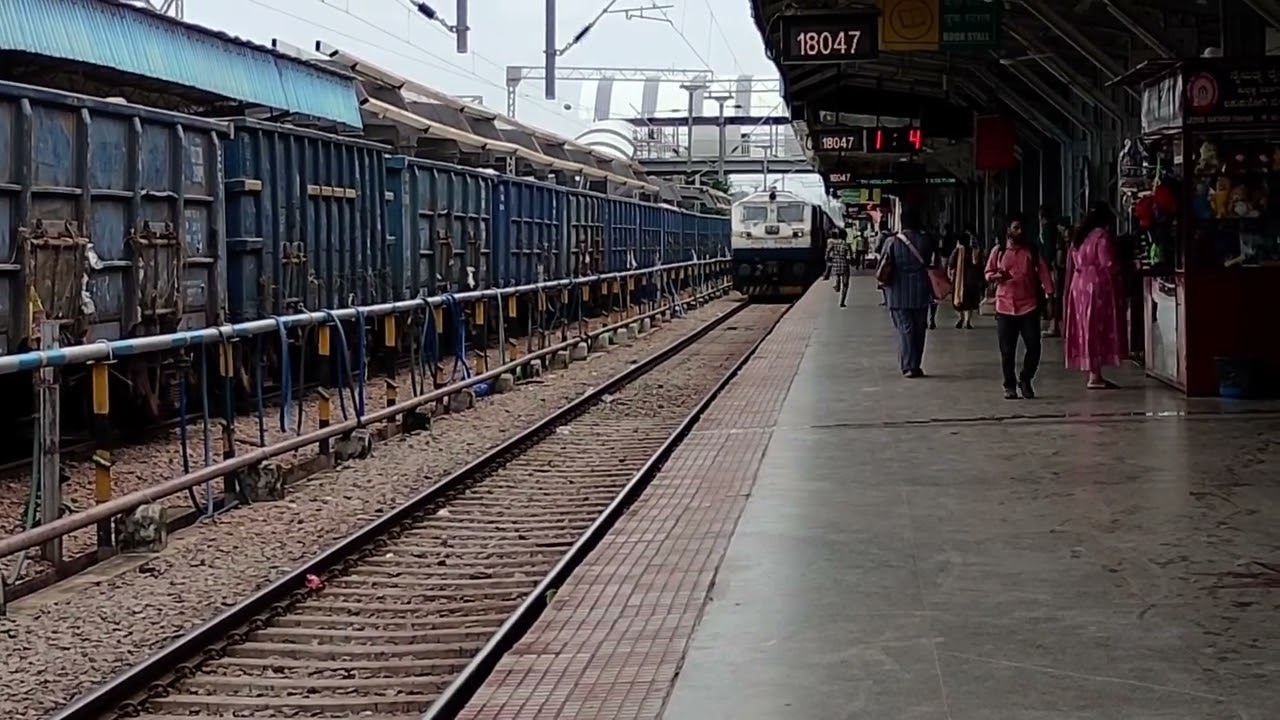18047 Shalimar Vasco Da Gama Amravati Express arrived at Hosapete jn pf no.1