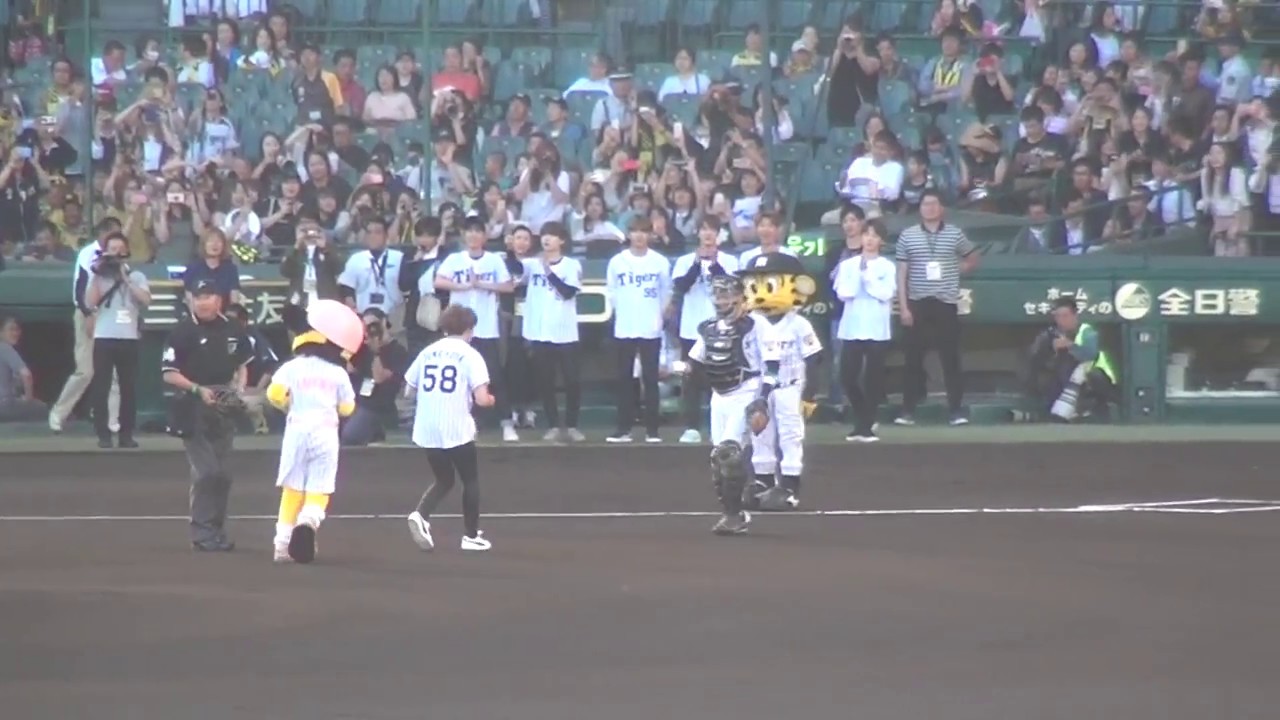 防弾少年団 ジョングク 『黄色い大歓声』 甲子園始球式 阪神 vs 日本ハム 2017年6月2日