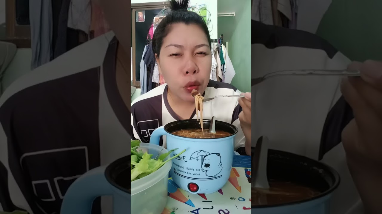 ข้าวปุ้นน้ำงัว ผักสดกรอบจิ้มกะปิ
