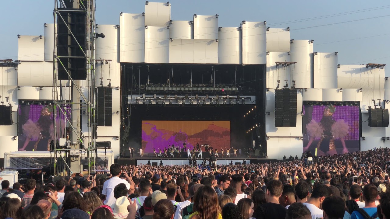 Anitta vestida de Carmen Miranda na abertura do Rock in Rio Lisboa
