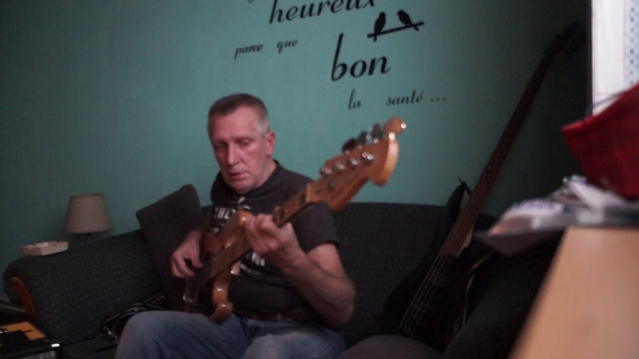 basse impro sur drum and basse, désolépas regarder le titre et groupe