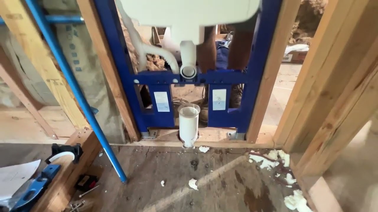 Как грубо установить подвесной унитаз Geberit в стену сечением 2x6 и 2x4, всегда дважды проверяйт...