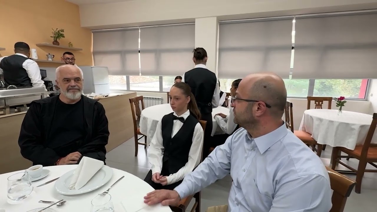E PLOTE/ Rama në Shkollën Profesionale në Elbasan, batuta me studentin: Të shtrënguar e paske dorën!
