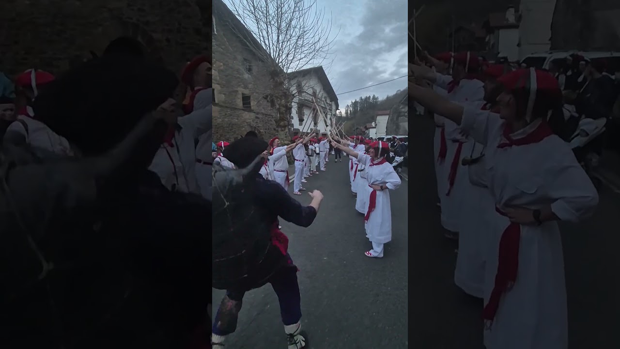 El carnaval de Goizueta termina con los zahagi ladera abajo. #navarra #tradiciones