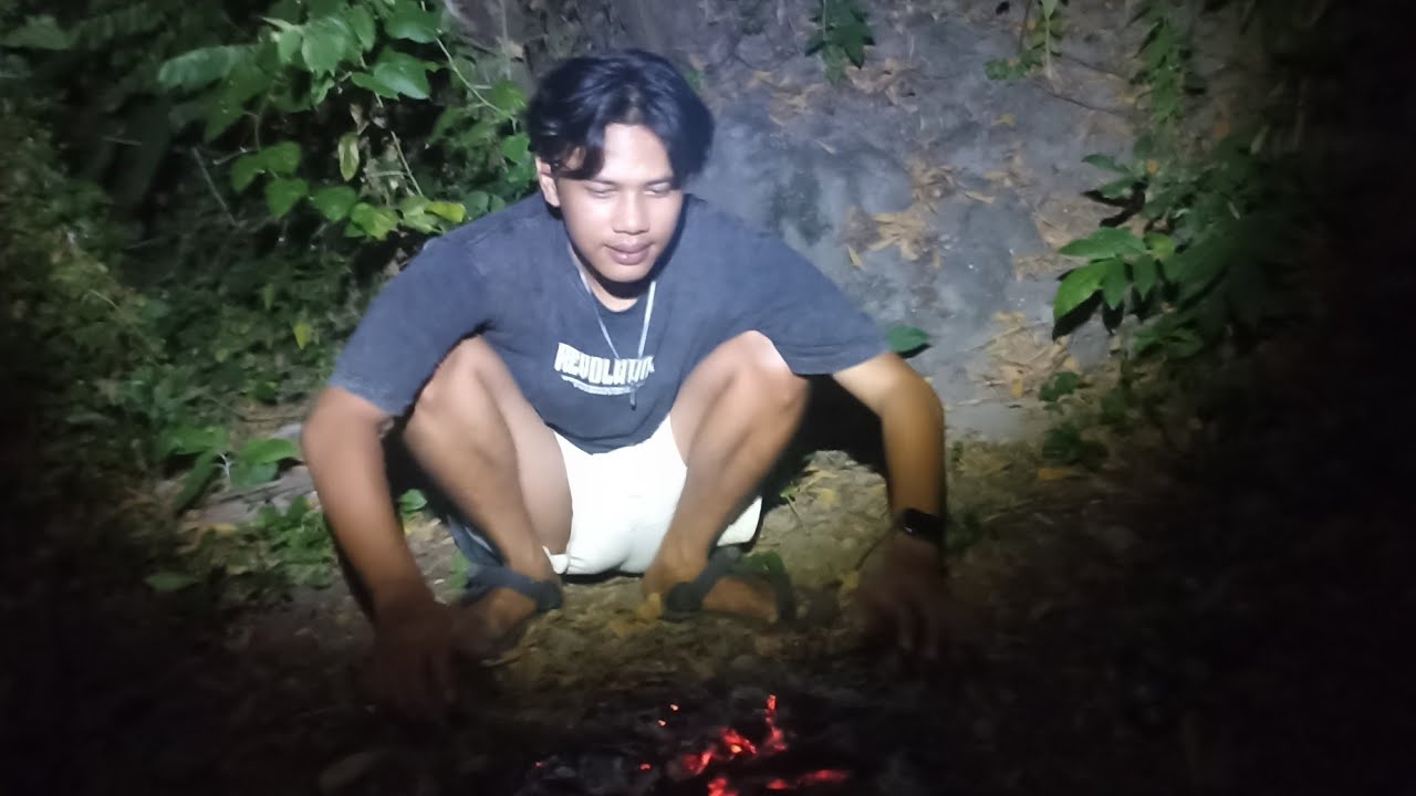 Bersantai Minum Kopi Dan Membuat Api Untuk menghangatkan Tubuh