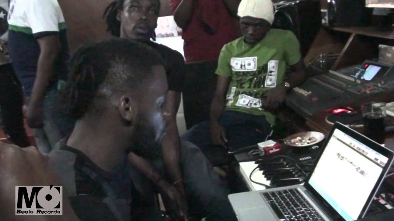 DJ Arafat et les Mo girls en studio