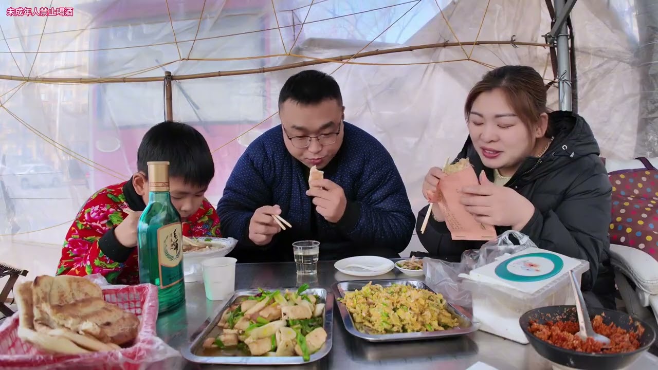 回老家赶大集，春联小吃年味十足，一家人热热闹闹才叫过年。