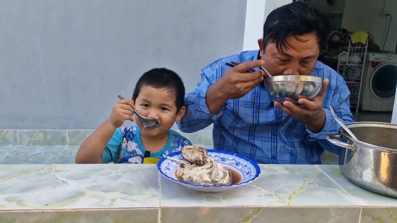 Hai cha con ăn cơm ngày mùng 4 tết/ thanh sang  4 tuổi/ Chúc cô chú năm mới nhiều sức khỏe 