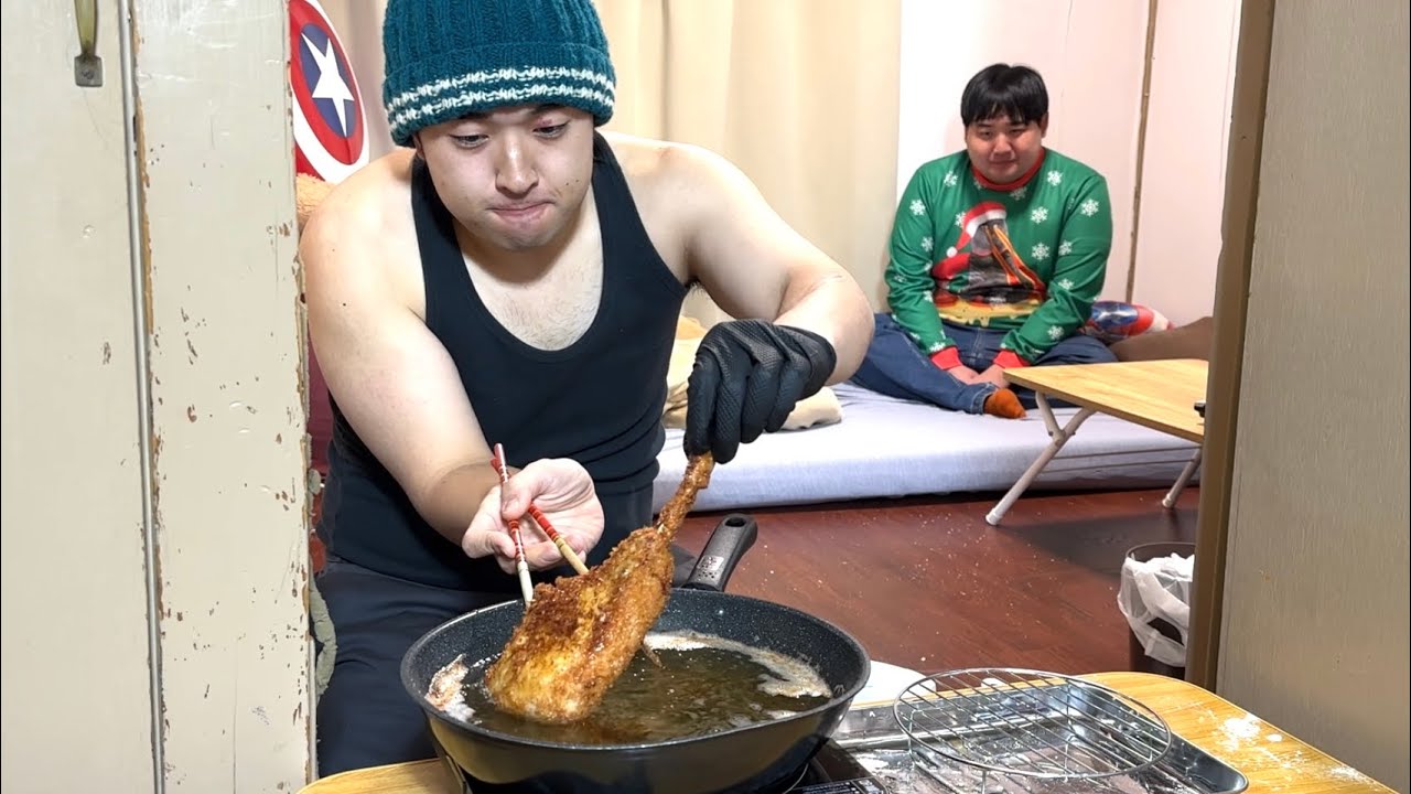 ターキーレッグみたいな骨付きとんかつ！！後ろのヤツは気にすんな！