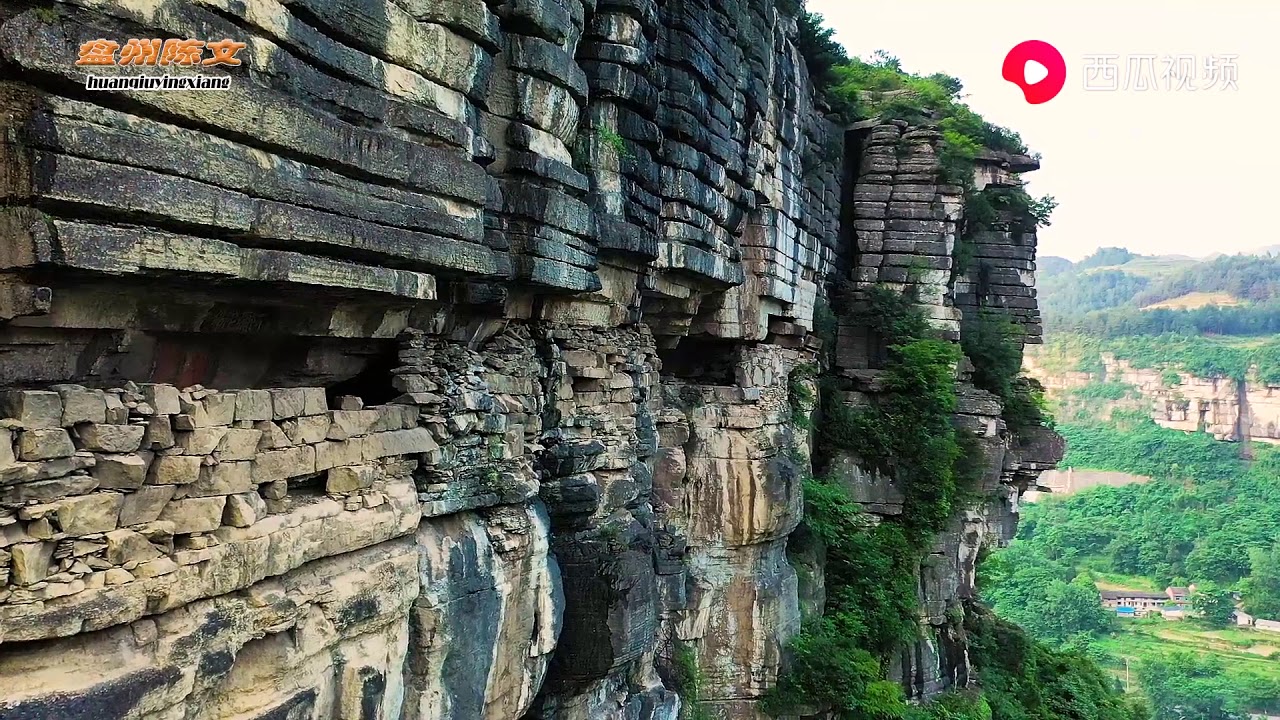 重庆南川区，悬崖中间被掏空，还砌了几十米围墙，难道有人住过吗