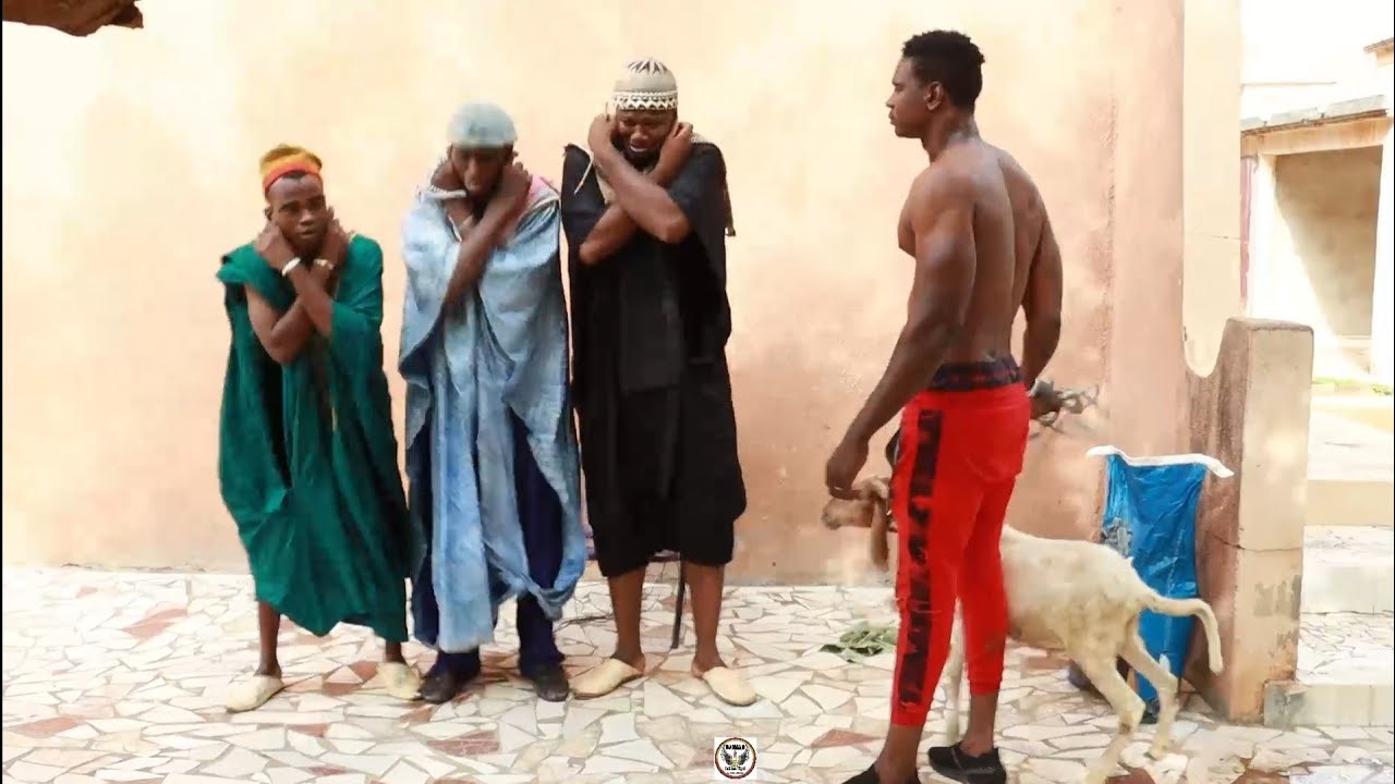 Le Fou Woroli et son Grio Diabate qui vole un mouton