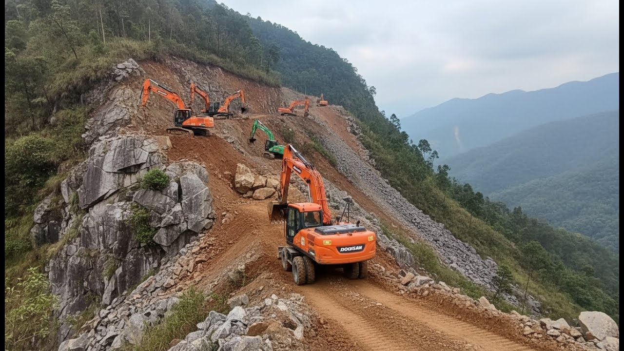 MÁY XÚC DOOSAN DX140W-5K mở đường khai thác trên đồi núi cực nguy hiểm